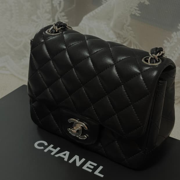 샤넬 쁘띠삭 블랙 은장 램스킨