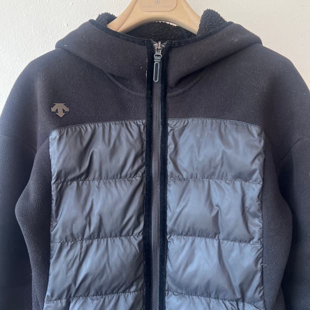 데상트 여성 블랙 하이브리드 패딩플리츠 후드집업점퍼