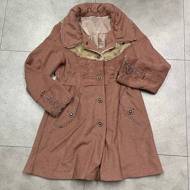 액시스 팜 엔틱 버튼 디테일 코트