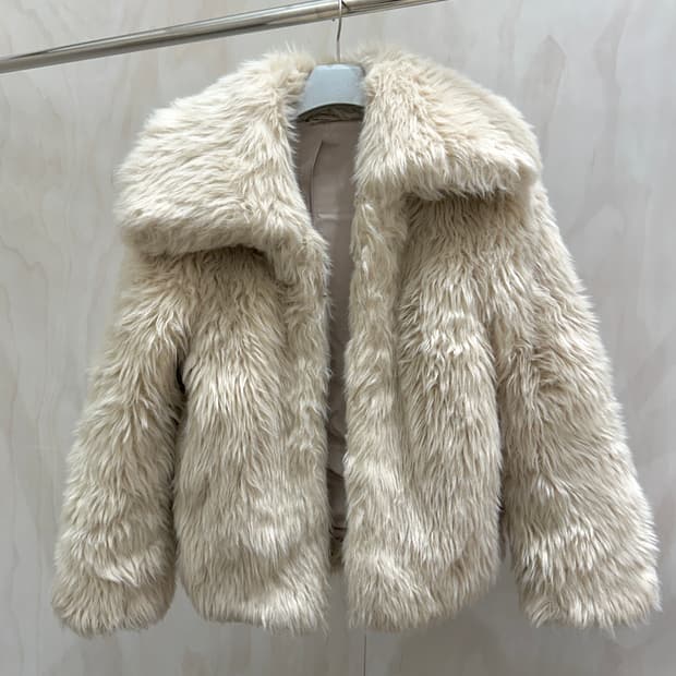 앤아더스토리즈 아이보리 퍼 자켓