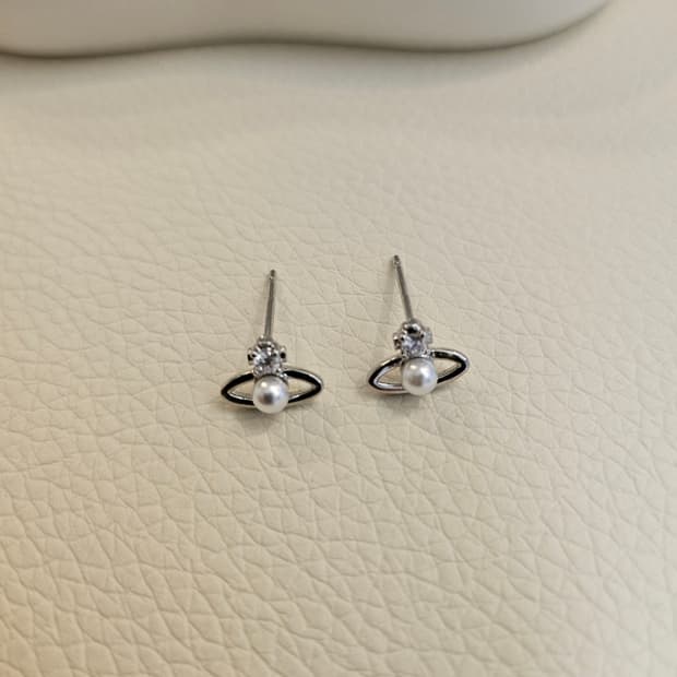 비비안웨스트우드 업사이클링 진주 미니 귀걸이