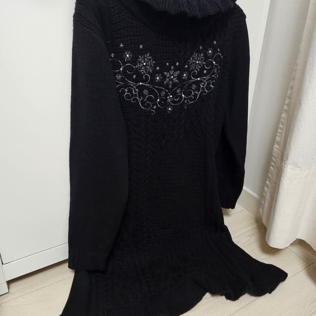 엑시즈팜 목폴라 눈꽃자수 블랙니트원피스