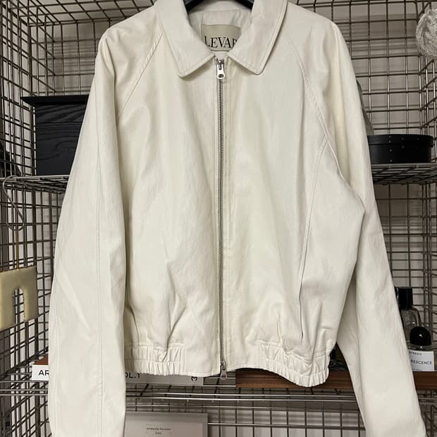 르바 LEVAR 레더 크롭 블루종 화이트