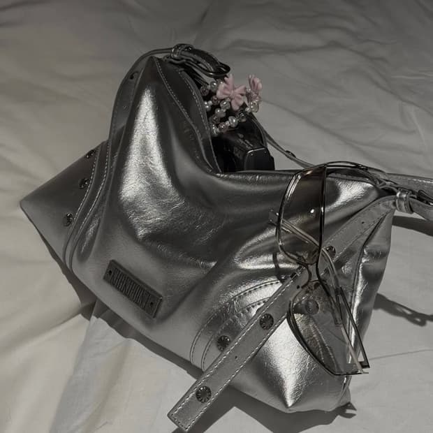 카키포인트 실버 숄더백