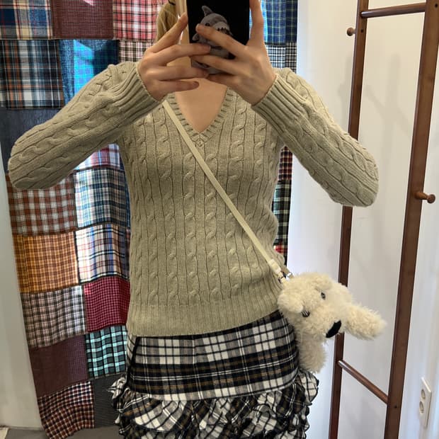 폴로 그레이쉬 베이지 브이넥 꽈배기 니트 