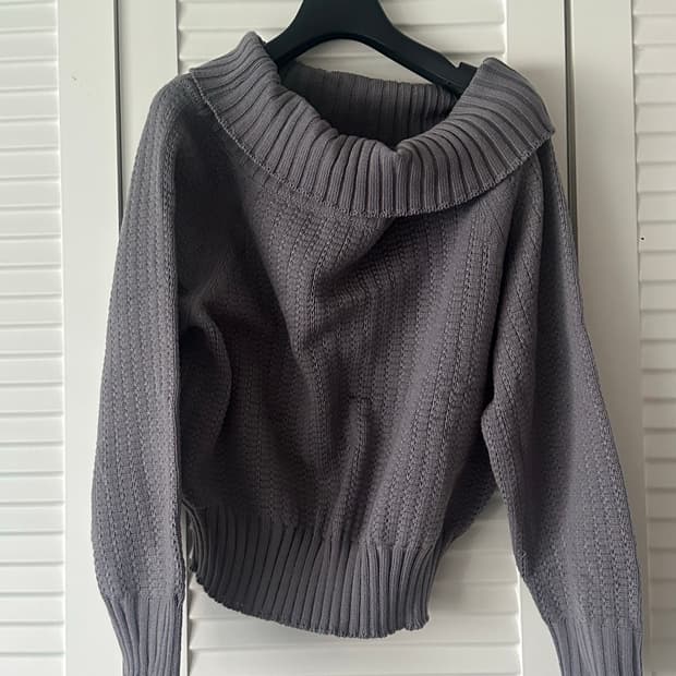 그레이 오프숄더 니트