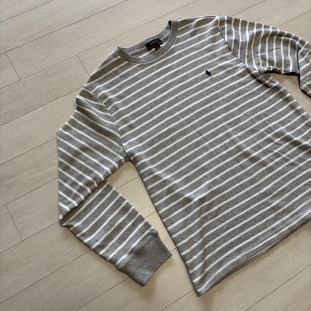 폴로 회색 스트라이프 티셔츠 엄성현