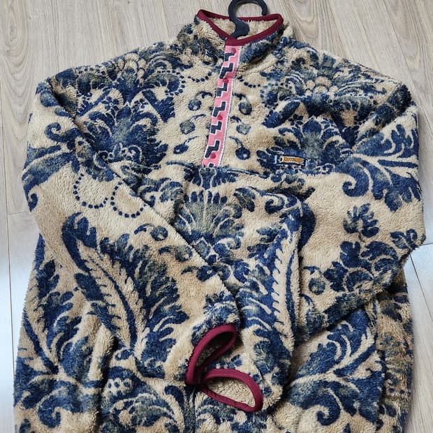 캐피탈 다마스크 패턴 마리아 플리스 집 블루종 베이지