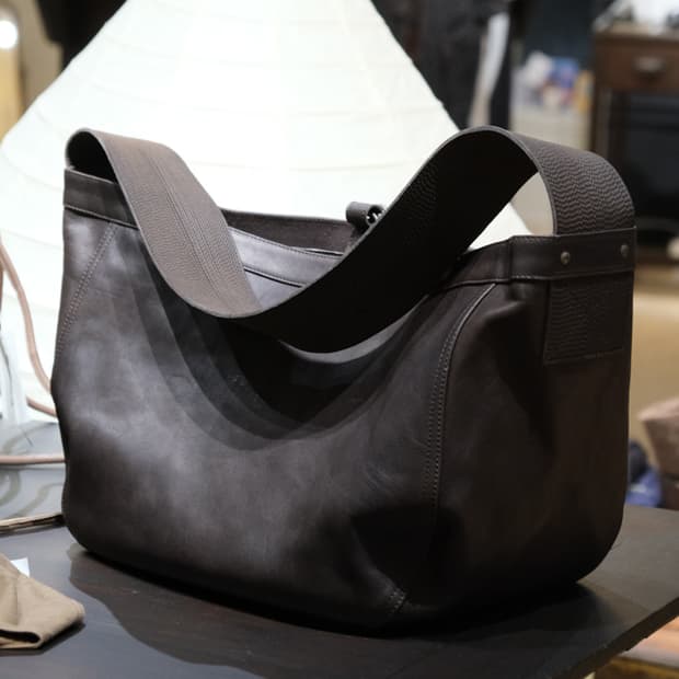 타이가 타카하시 뉴스보이백 라지 익스클루시브 