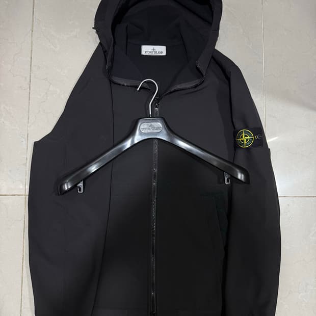 [당일출고,새상품급] 스톤아일랜드 소프트쉘 바람막이 L