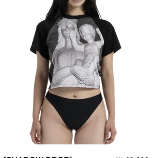 오도어 스컬프터 래글런 크롭 탑