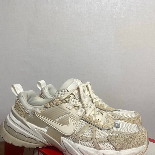 나이키 v2k 베이지색 런