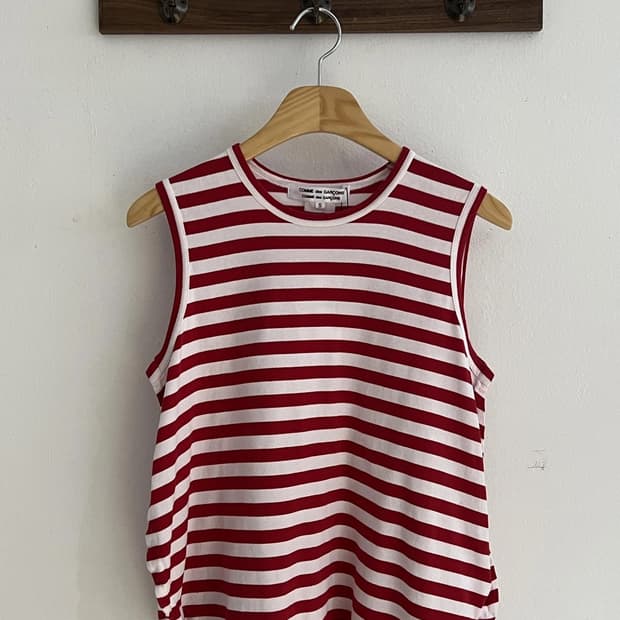 꼼데가르송 슬리브리스 탑