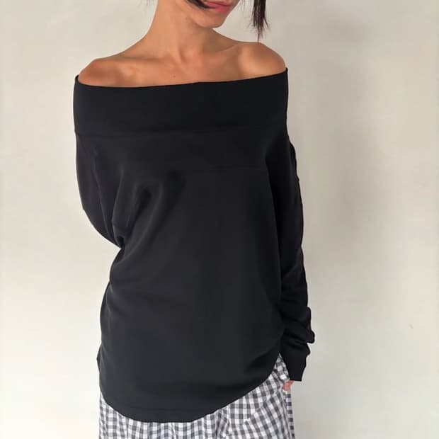 아모르샤이 Line Sweatshirt Black
