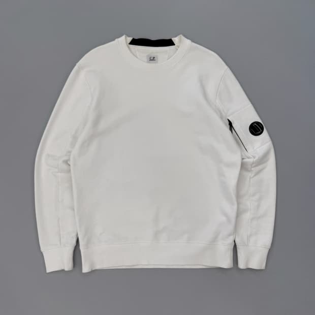 CP컴퍼니 루즈핏 렌즈와펜 화이트 스웻셔츠