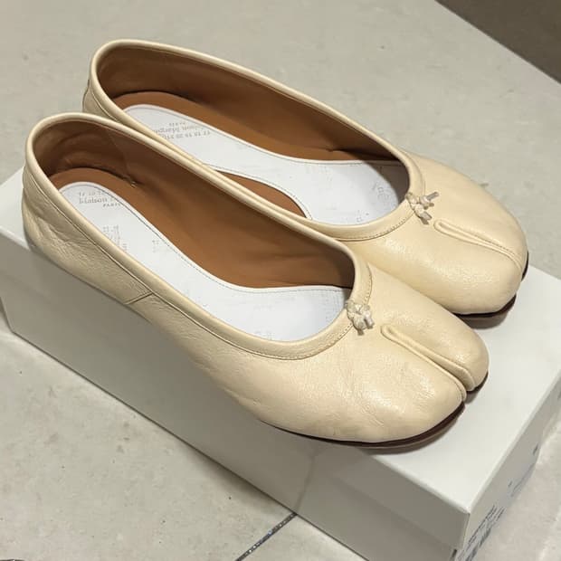 메종마르지엘라 타비 플랫 발레리나 슈즈 아이보리