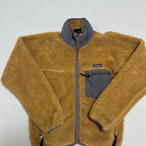 파타고니아 딥파일 골드 s사이즈 입니다. 