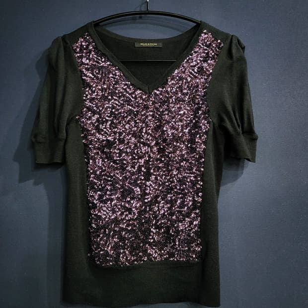 모조에스핀 뉴욕 스팽글 브이넥 니트