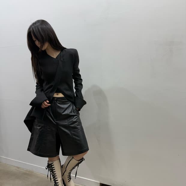 레더 디테일 와이드 숏팬츠