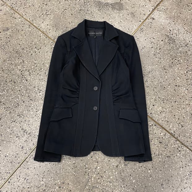 Citrus Notes 블랙 셔링 디테일 자켓 해