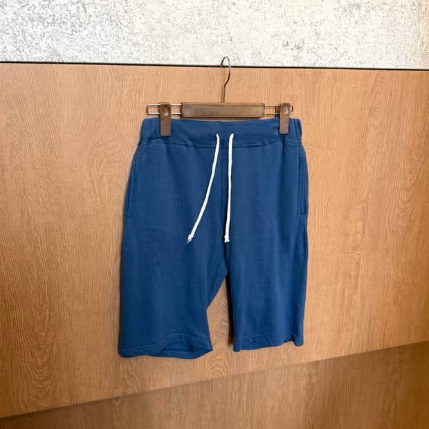 에비수 스웻 밴딩 하프 팬츠 백 포켓 프린팅 디테일 블루