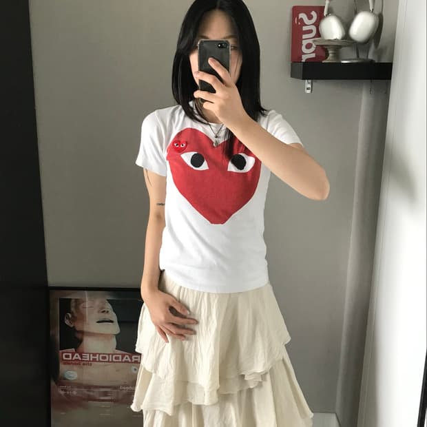 꼼데가르송 중앙 레드 와펜 화이트 반팔티