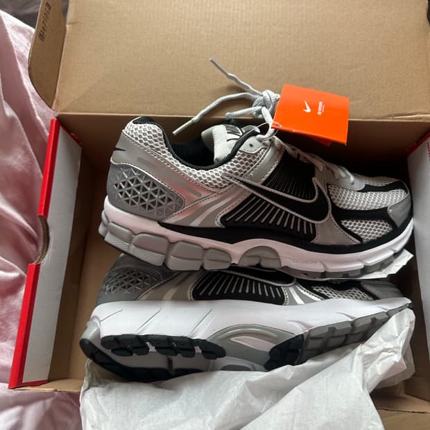 나이키 줌 보메로 5 메탈릭 실버 블랙