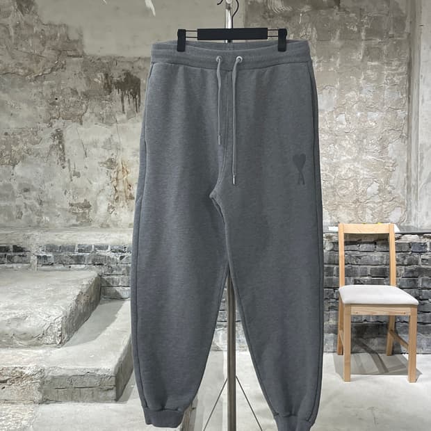 아미 그레이 하트 로고 스웻 조거 팬츠