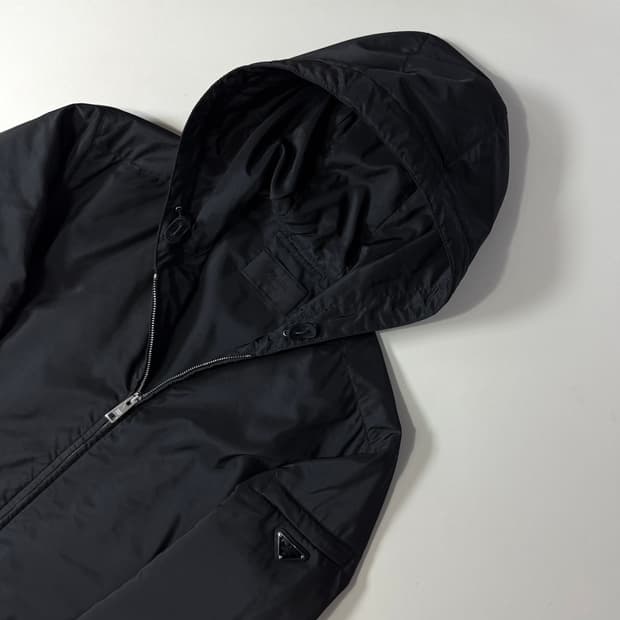 [L/당일출고]프라다 삼각로고 바람막이