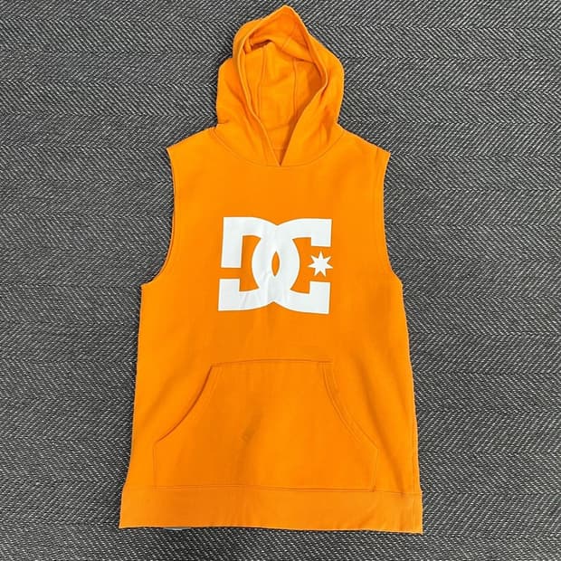 디씨슈즈 빅로고 슬리브리스 후드티 v1080