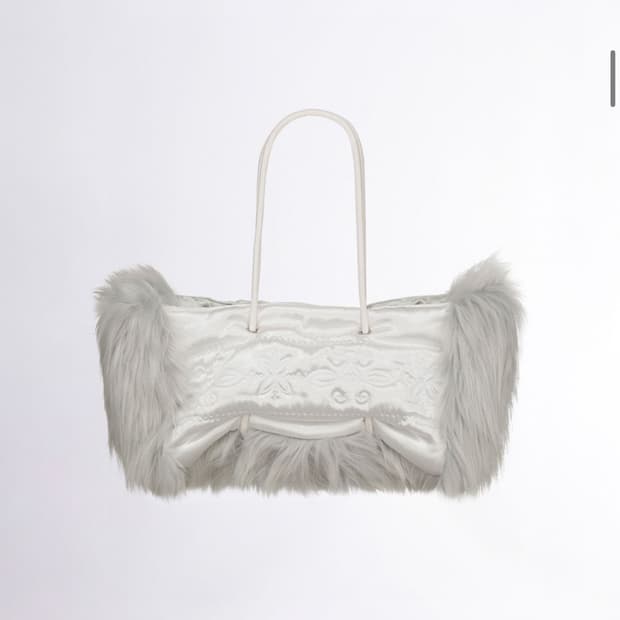 (구해요) 스컬프터 플러피 슬라우치 새틴백 sculptor