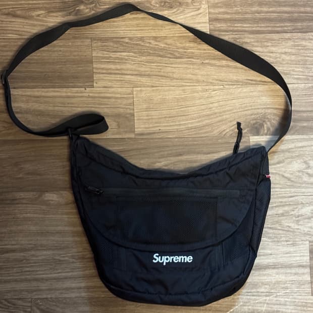 슈프림 스몰 메신저백 블랙 - 22SS