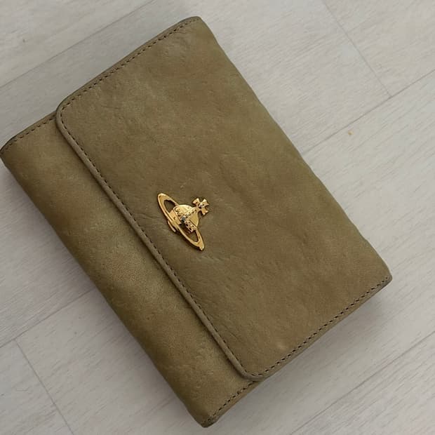 비비안웨스트 우드 겨자색 반지갑 정품 