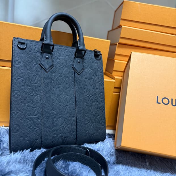 [새상품]루이비통 토뤼옹 레더 크로스 바디백