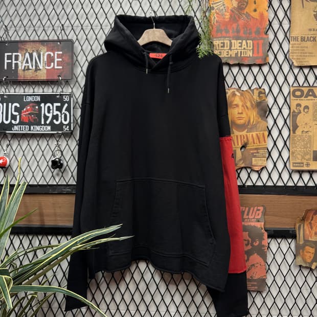 424 후드티 시그니처 자수 로고 암밴드 포인트 블랙 레드