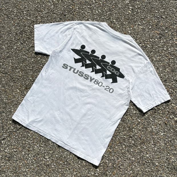 CDG x STUSSY 서퍼맨 로고 반팔 티셔츠