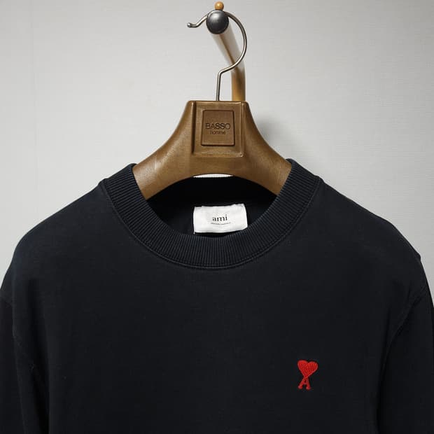L ) 아미 스몰 하트 블랙 맨투맨