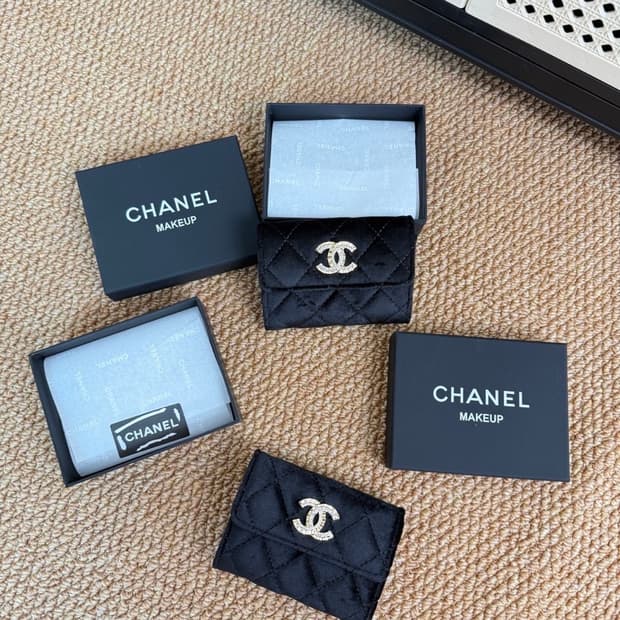  샤넬뷰티 CC로고 리미티드 벨벳 반지갑 풀박스 