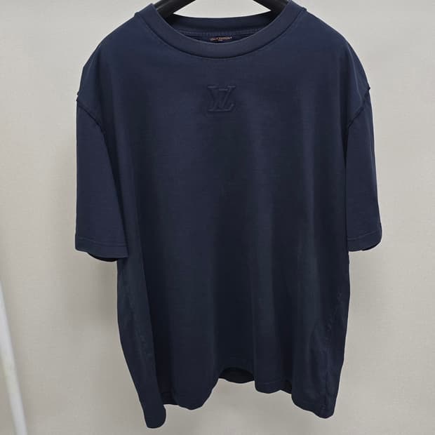 루이비통 엠보스드 LV 반팔 티셔츠 xxl사이즈 판매