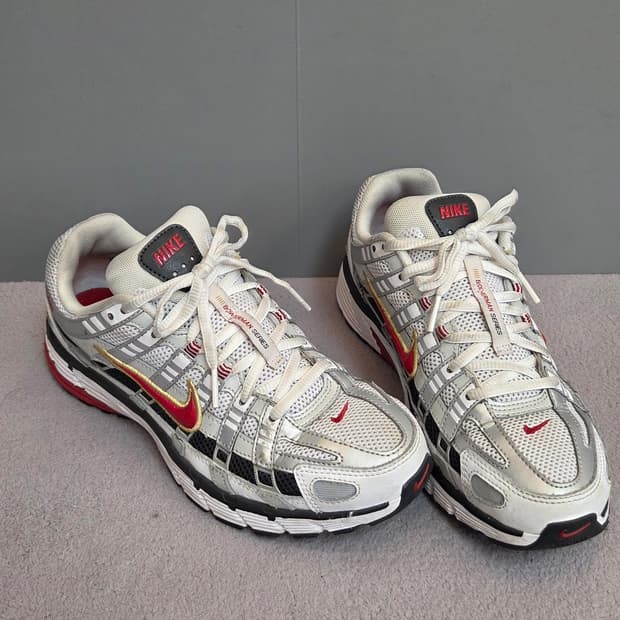 (250) 나이키 P-6000 메탈릭실버 바시티 레드 운동화
