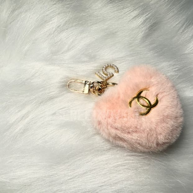 샤넬 하트 폼폼이 키링 핑크