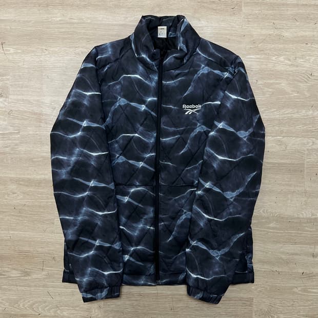 리복 그래픽 하이넥 경량패딩 퀼팅 점퍼 [블랙] M/95