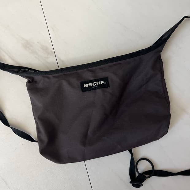 미스치프 나일론 재질 미니크로스백
