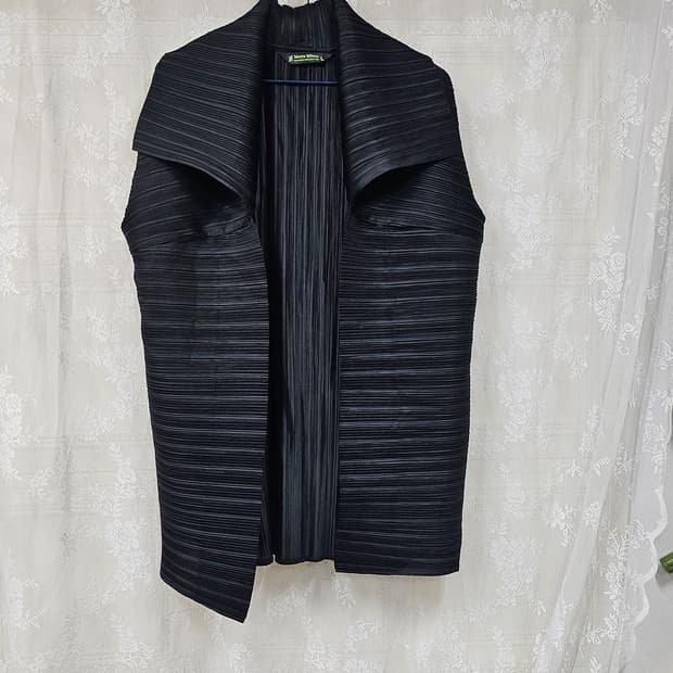 몬테밀라노 플리츠 조끼 여성베스트