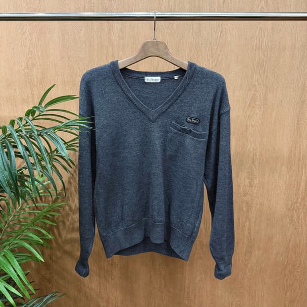 피아스포츠 울 브이넥 니트 포켓 버튼 로고 자수 디테일 차콜