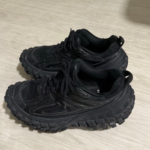 발렌시아가 디펜더 38 블랙