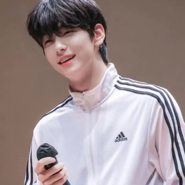 아디다스 화이트 에센셜 져지