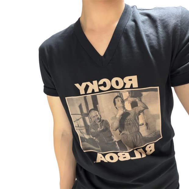 돌체앤가바나 록키 발보아 그래픽 브이넥 반팔 티셔츠