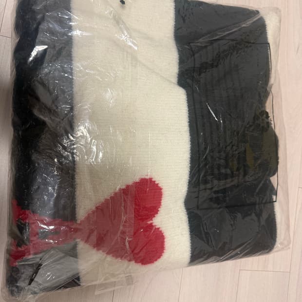 아미 20FW 빅하트인타르시아 터틀넥 니트 L사이즈