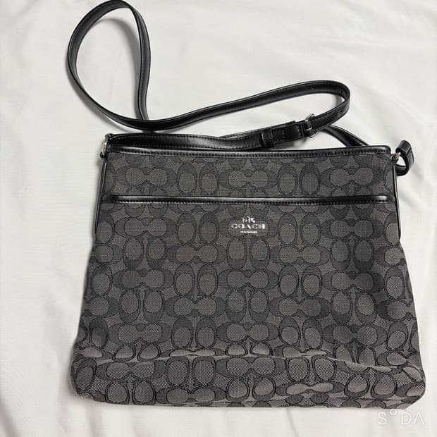 코치 시그니처 블랙 크로스백